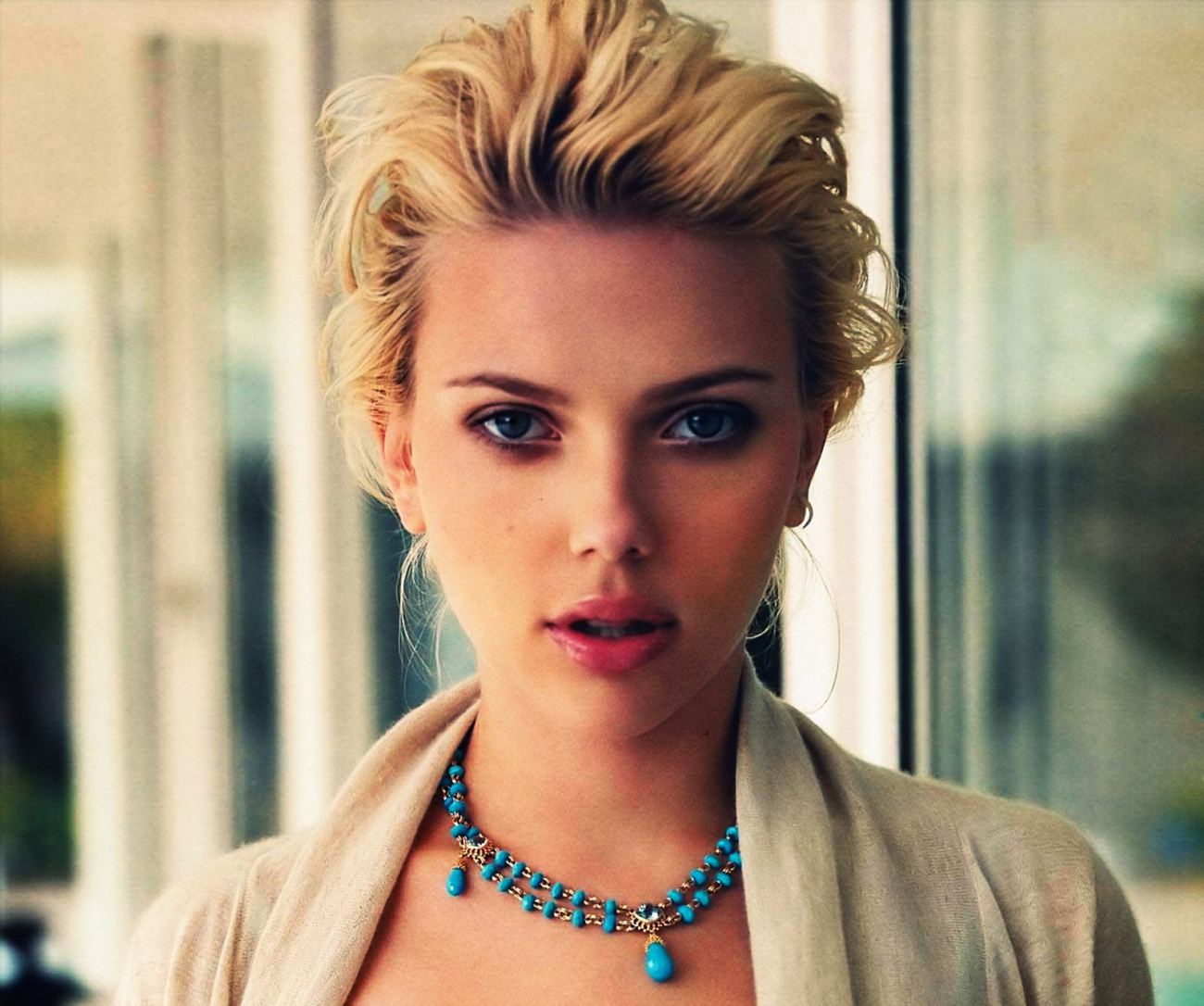 Stunner Scarlett Johansson Actress Wallpaper